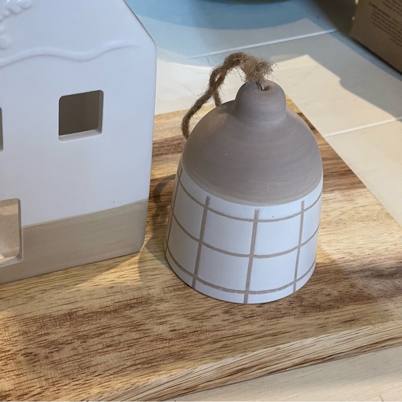 NWT Ceramic White House & 2 bells - Picture 11 of 14